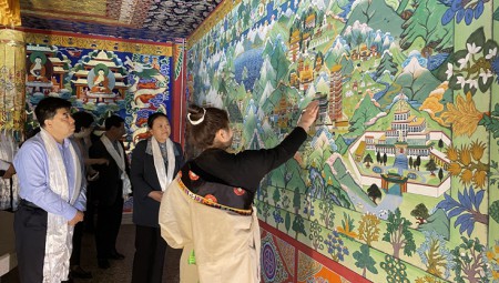 参观意昂4官网藏药文化展厅